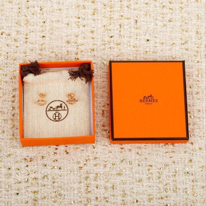 H**me5 earrings